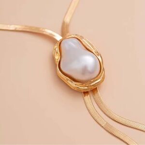 ⚜️ Elegant Gold Necklace with Pearl Accent